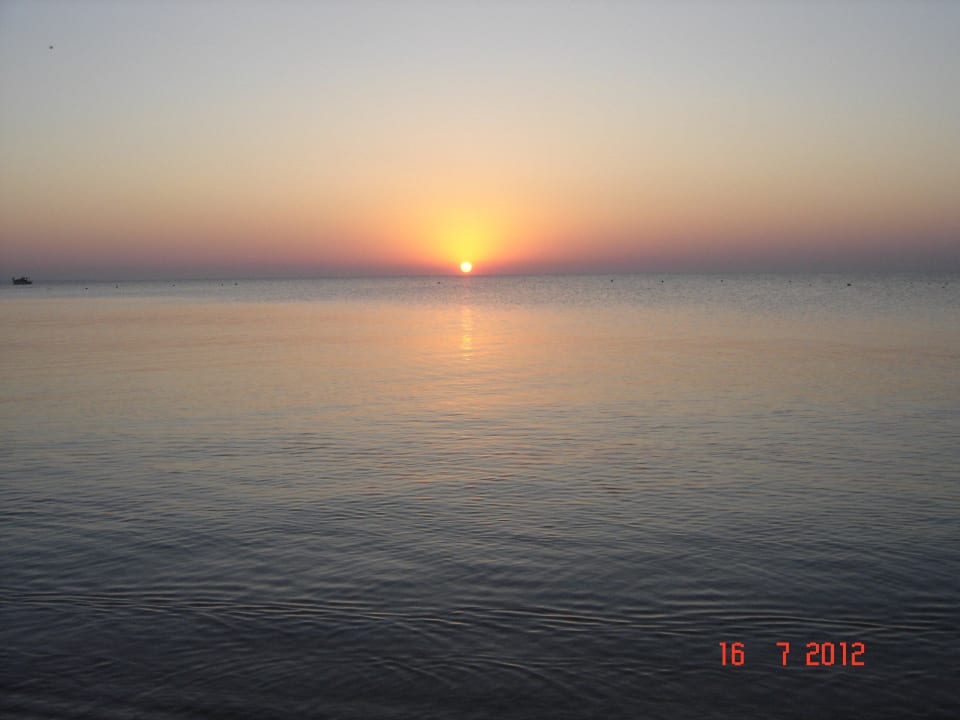 Sonne reist um 06:38 auf Salamis Bay Conti Resort Hotel & Casino