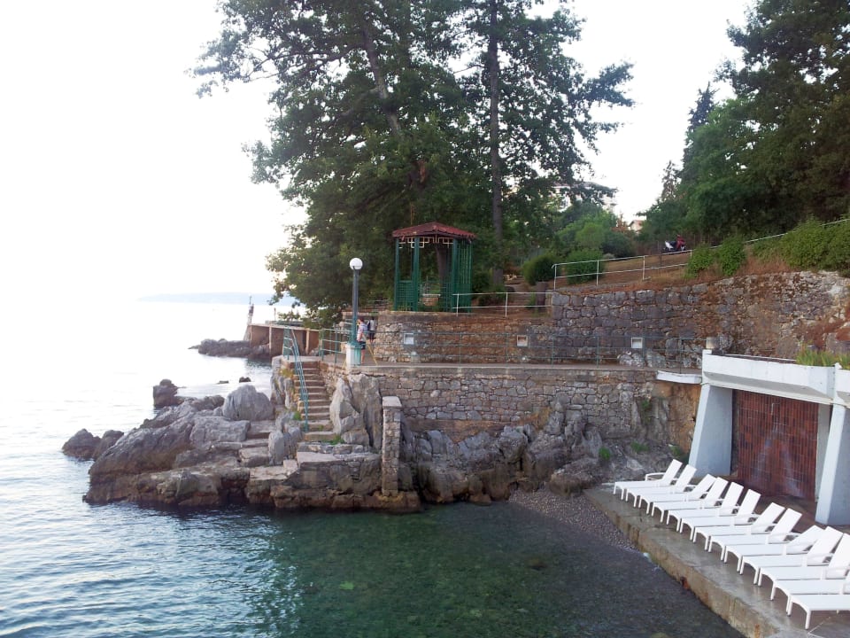 Schmaler Betonstreifen Hotel Excelsior - Liburnia