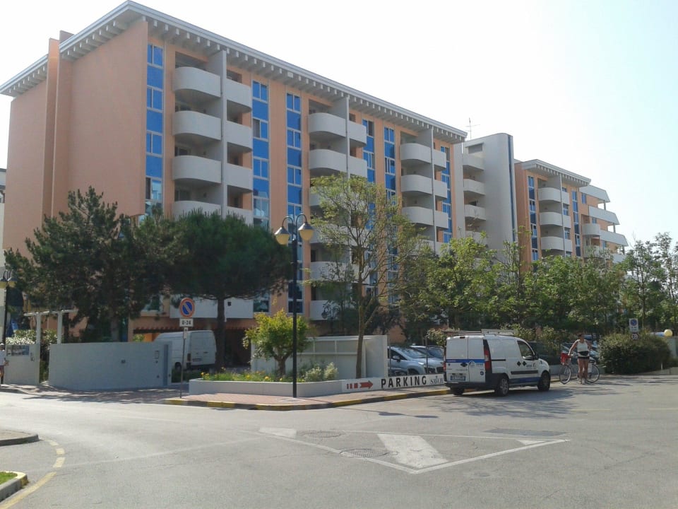 Ein neuer Anstrich und  Zubau von 24 Wohnungen  Aparthotel Holiday