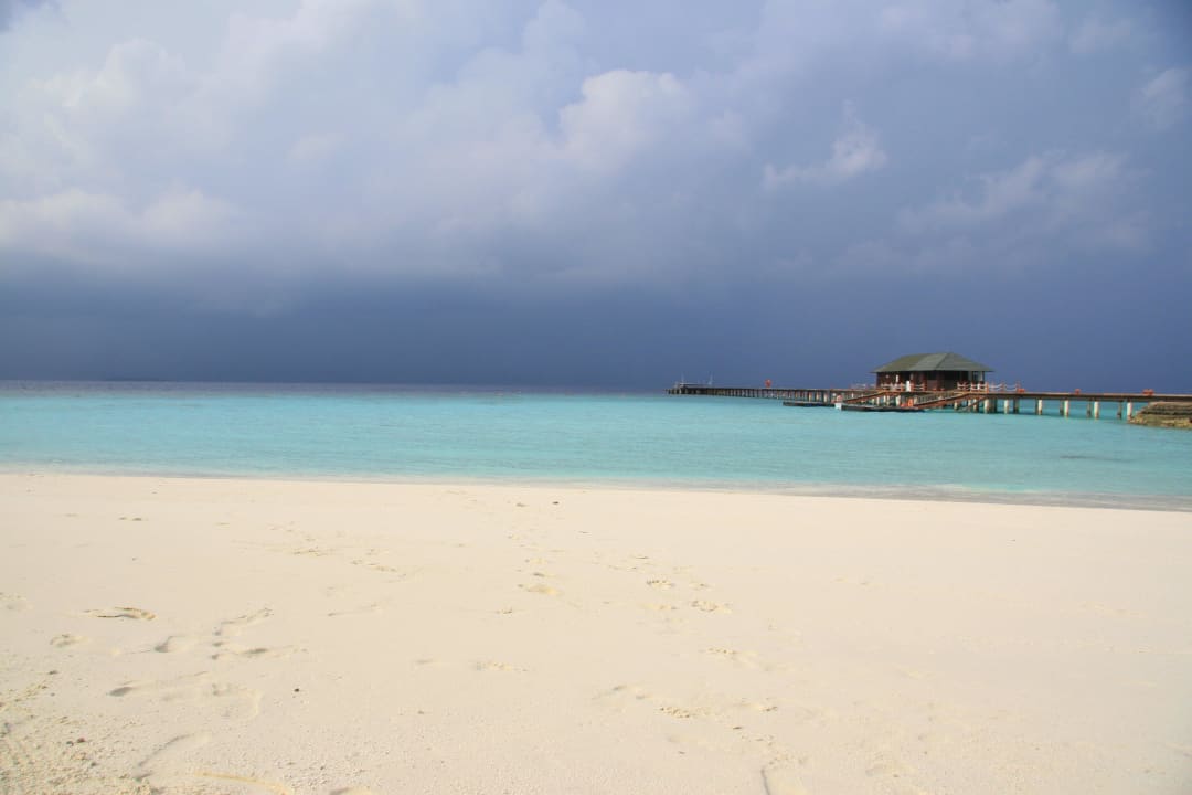 Gewitterwolken ziehen auf Adaaran Select Meedhupparu Island Resort - Premium All Inclusive