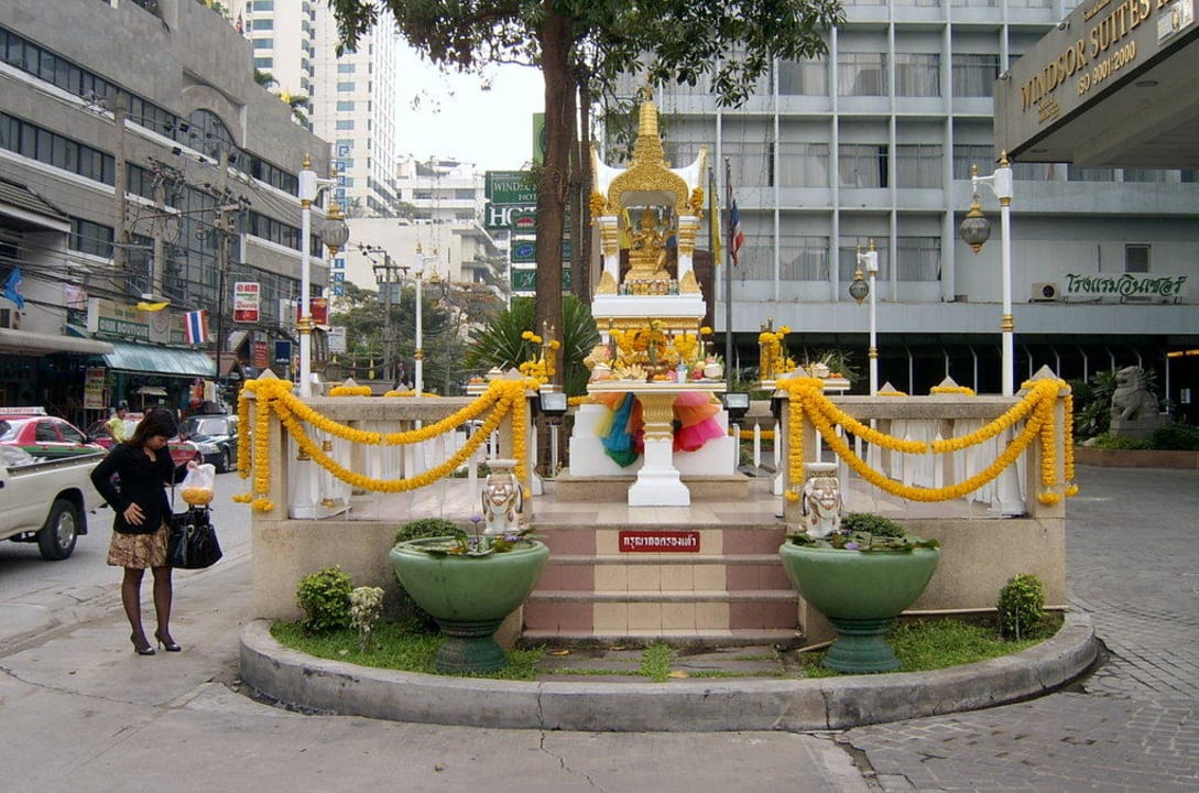 Geisterhäuschen vor dem Hotel Hotel Windsor Suites & Convention