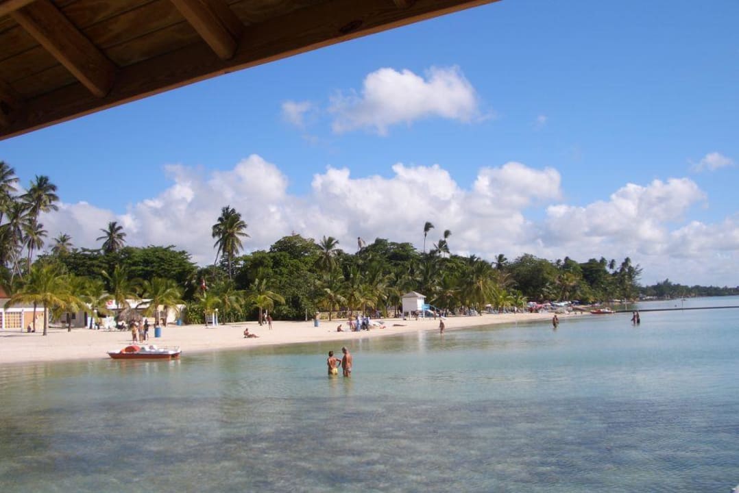 Strandsicht vom Bootssteg aus gesehen BelleVue Dominican Bay