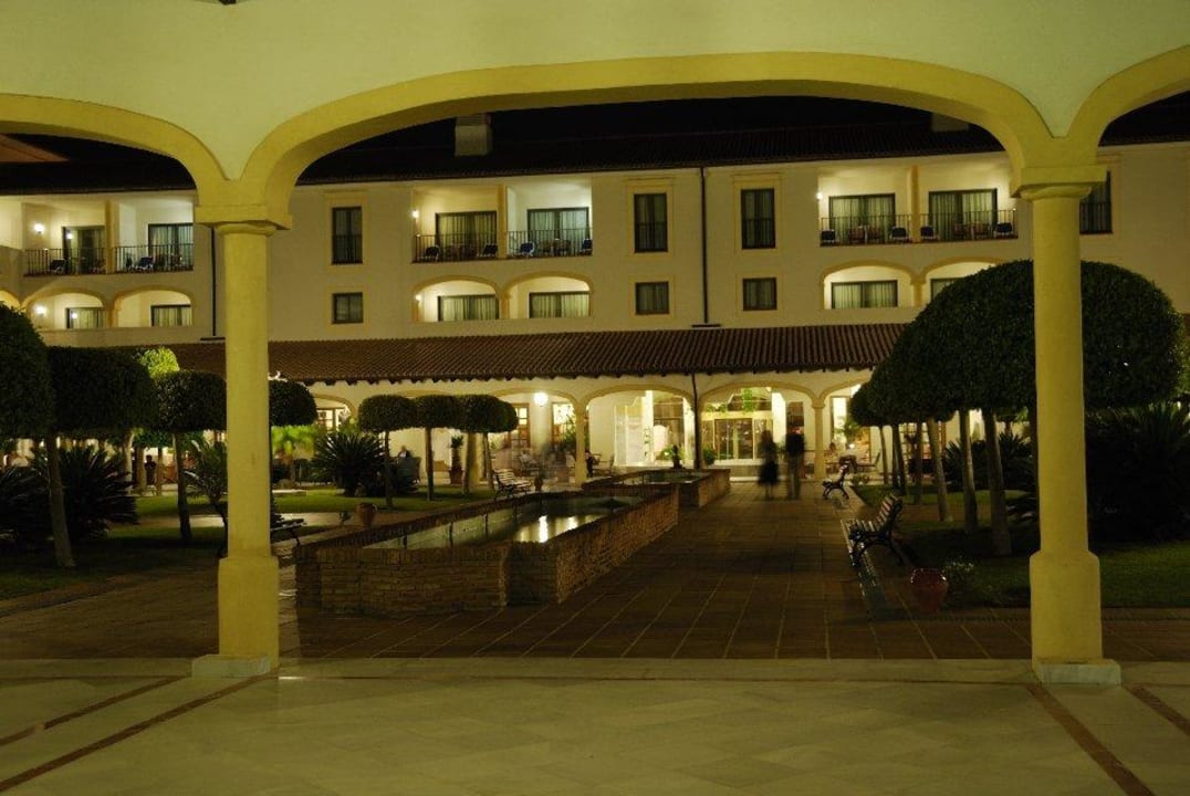 Die Gartenanlage bei Nacht Iberostar Selection Andalucía Playa