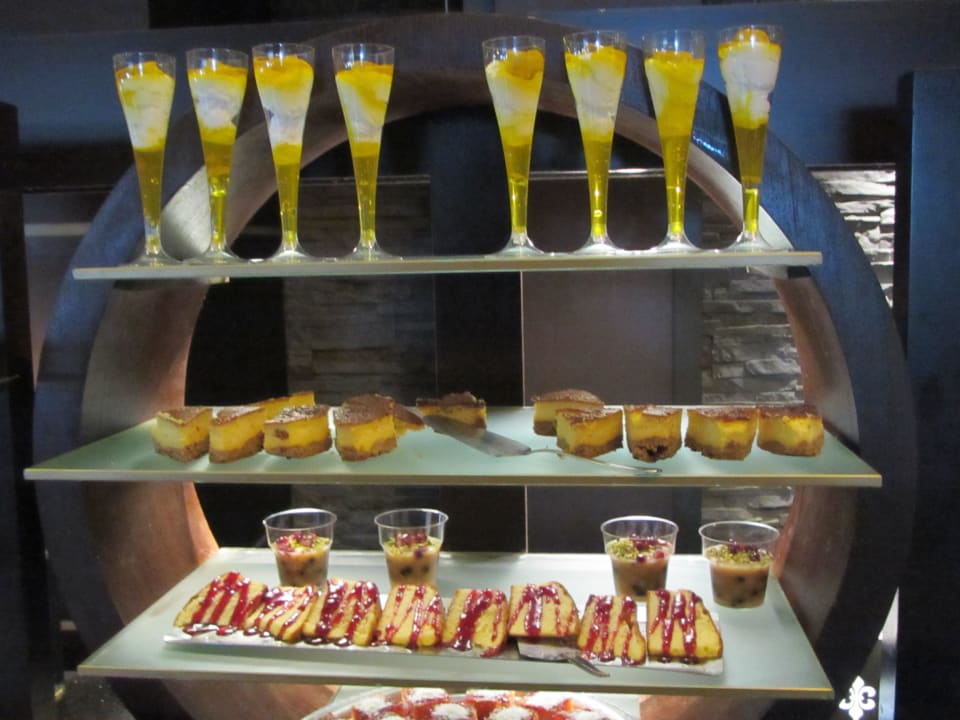 Ein Teil der Nachspeisen im Restaurant Limak Lara Deluxe Hotel & Resort