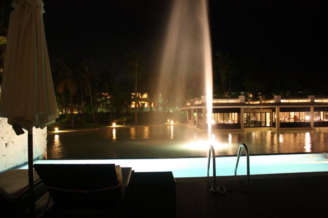 Terrasse der Poolvilla bei Nacht Catalonia Royal Bavaro - Adults only