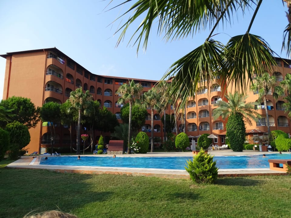 Hauptgebäude vom Ruhepool aus Club Turtas Beach Hotel