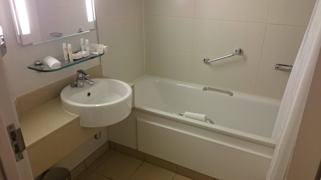 Bathroom DoubleTree by Hilton London Angel Kings Cross