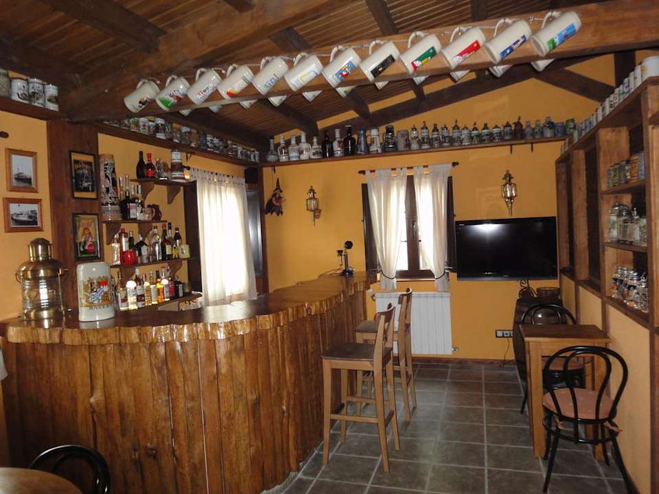 Teil der riesigen Bierkrugsammlung Casa As Jarras