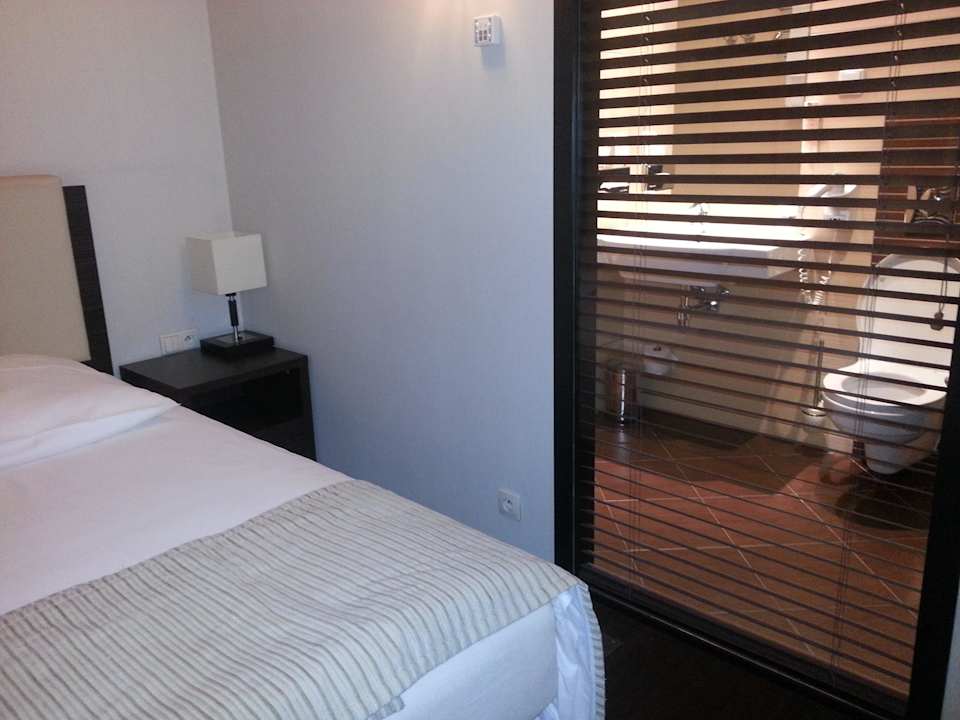 Die Jalousie zum Bad lässt sich schließen Qubus Hotel Lódz