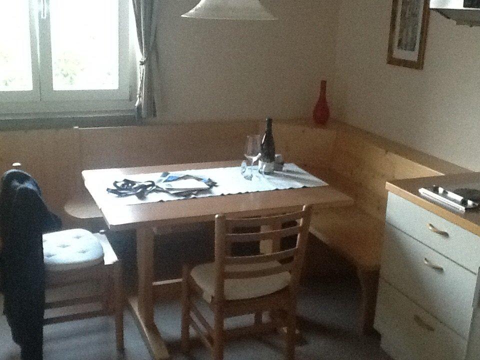 Sitzecke Küche mit Begrüßungswein Weingut Klosterhof Garni-Hotel