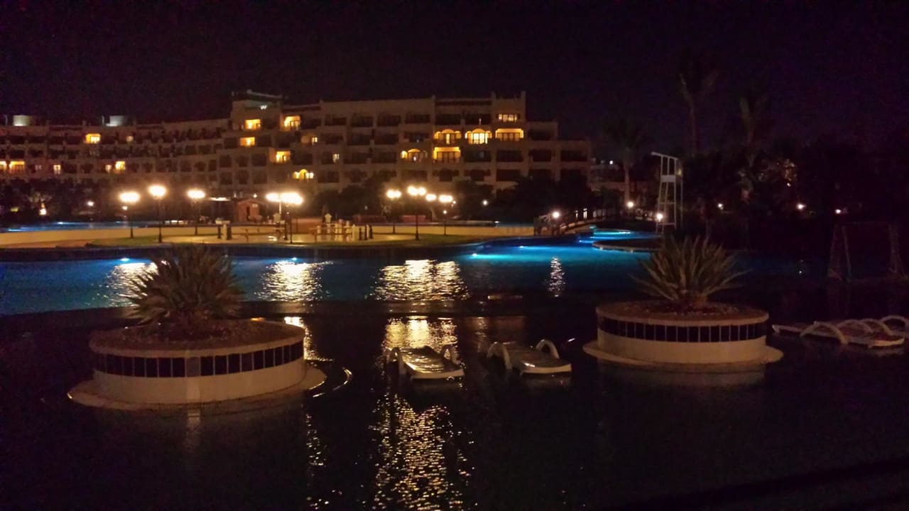 Blick auf das Hotel von der Meerseite bei Nacht Steigenberger ALDAU Beach Hotel