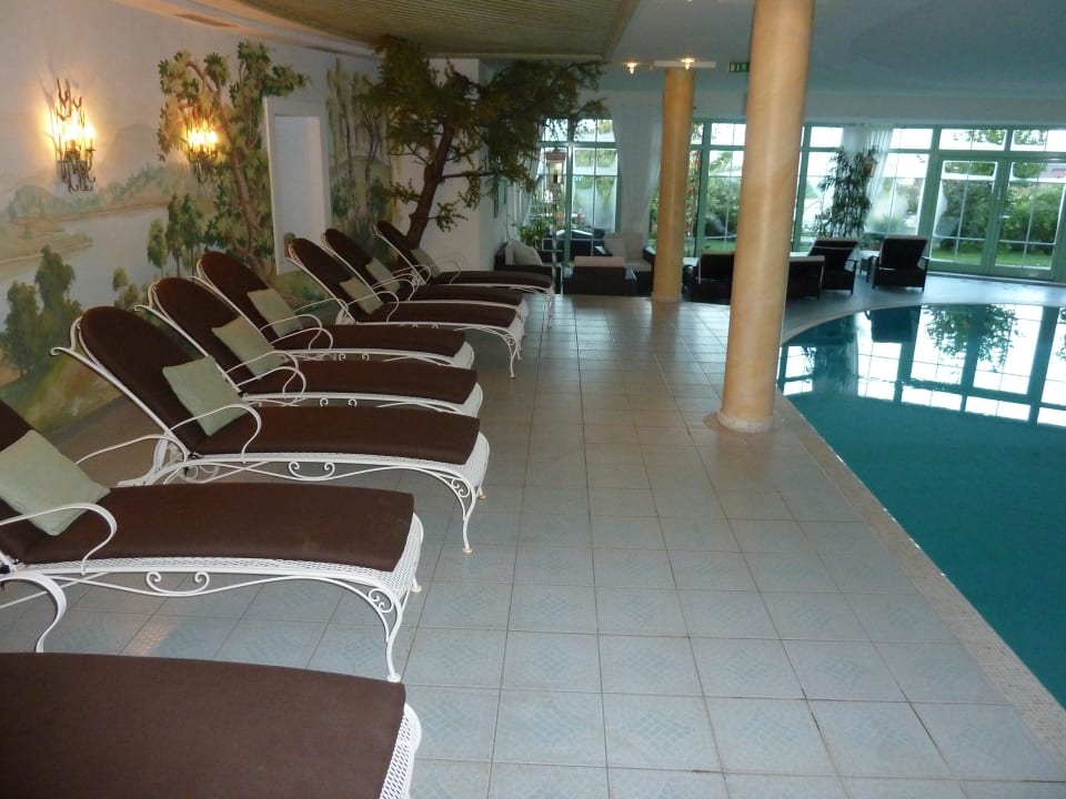 Liegen rund um das Becken Hotel Sonnenhof