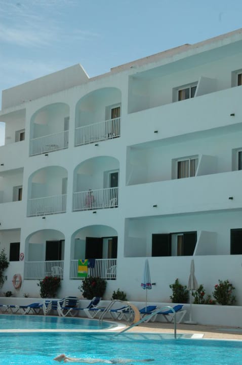 Gebäude am Grossen Pool mit den Doppelzimmern Gavimar Ariel Chico Club & Resort