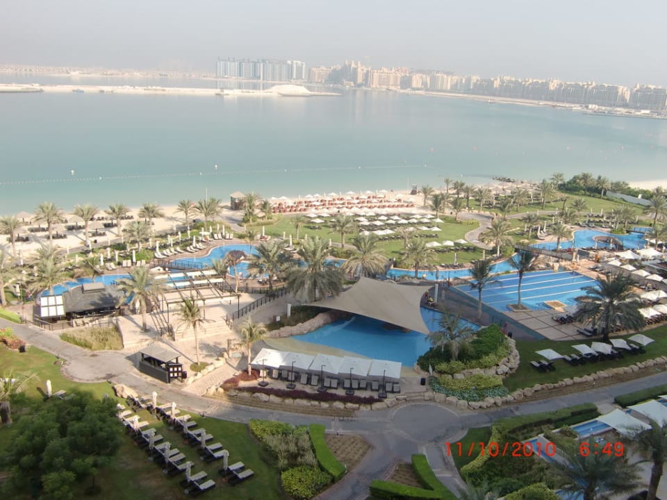 Blick auf Garten- und Strandanlage The Westin Dubai Mina Seyahi Beach Resort & Marina