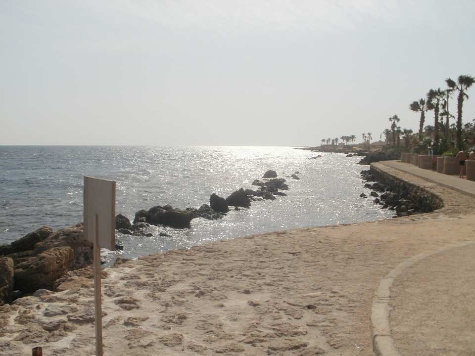 Blick zur rechten Strandseite Pickalbatros Citadel Resort