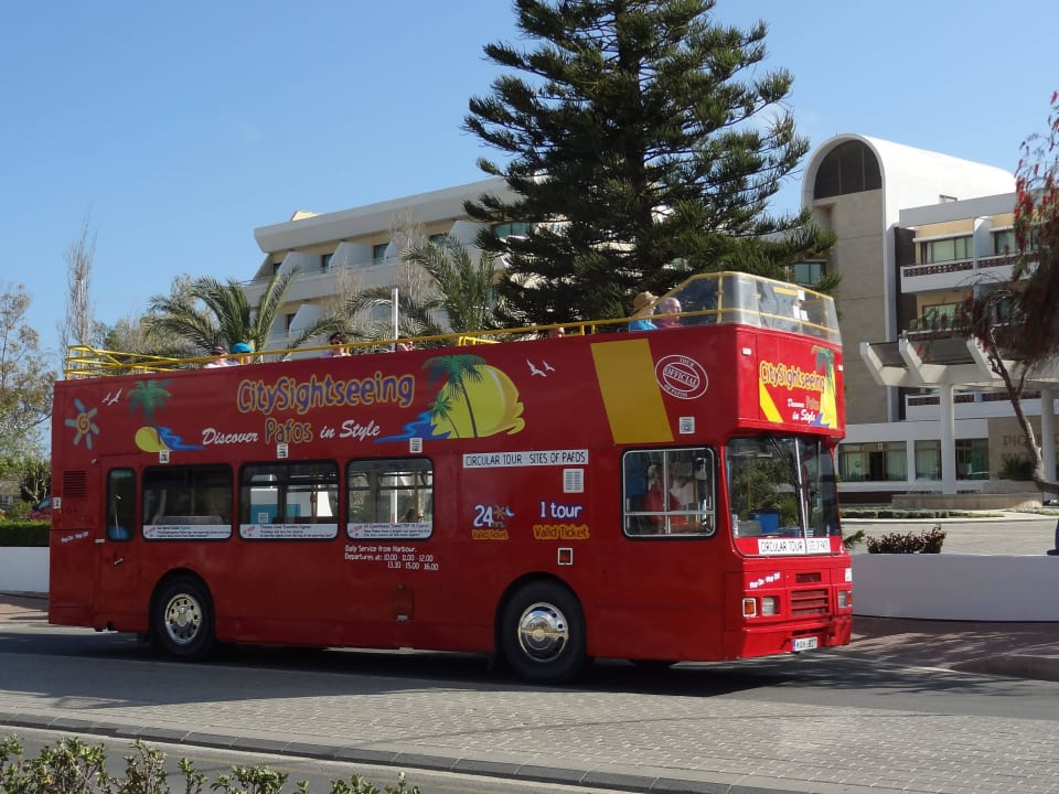 Ein Entdeckungsbus fährt vor dem Hotel vorbei TUI BLUE Pioneer Beach