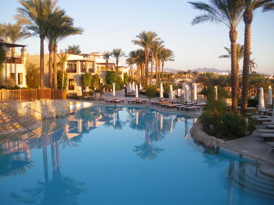 Poolanlage im Ruhebereich nach Sonnenaufgang  The Grand Hotel Sharm El Sheikh