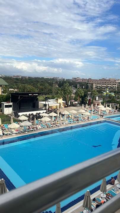 Pool Side Aluna Hotel