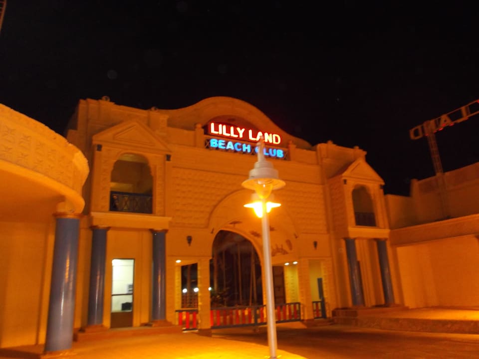 Vor dem Eingang Mirage Bay Resort & Aqua Park