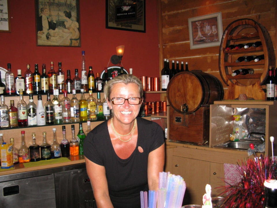 Barkeeperin Monika an der Hotelbar Hotel & Apartments Liapades Beach