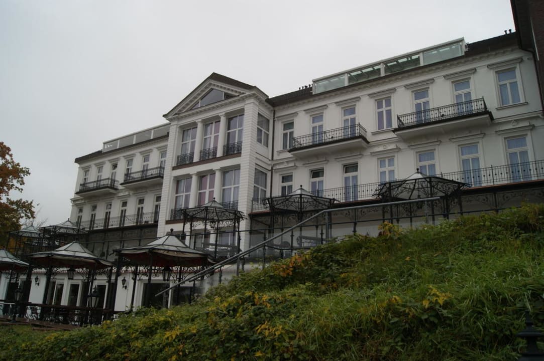 Außenansicht von der Elbseite Das weisse Hotel an der Elbchaussee