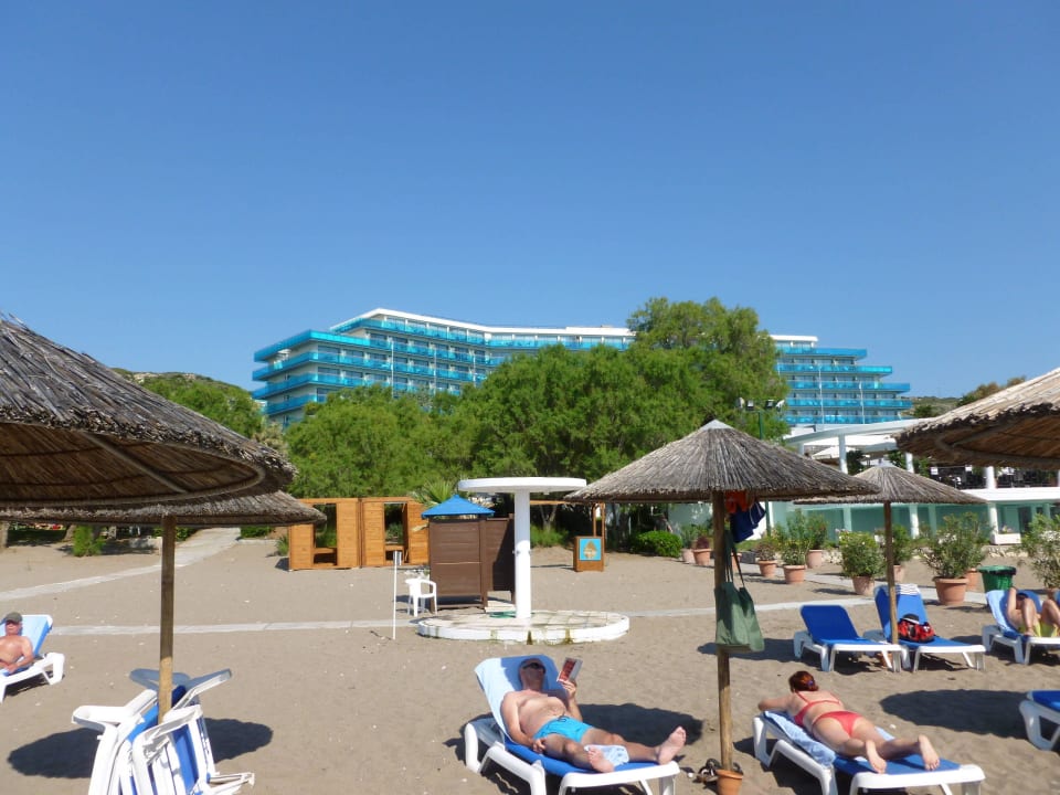 Schöner Strand mit Blick auf Hotel  Hotel Calypso Beach