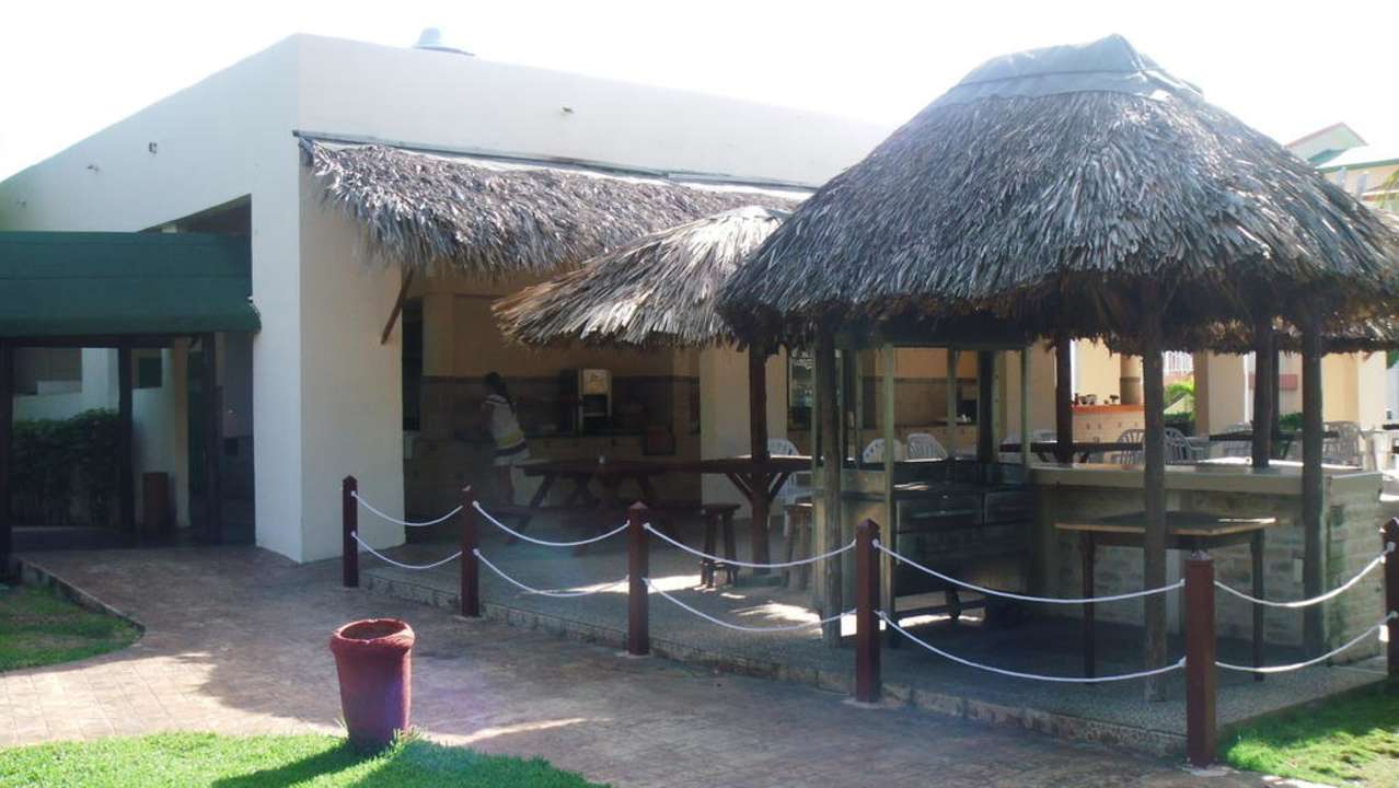 Poolbar und Möglichkeit zum Essen Iberostar Origin Taínos
