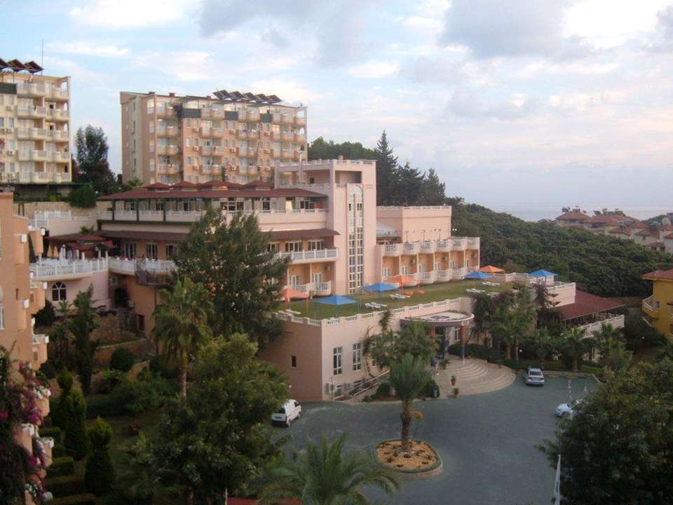 Blick auf das andere Hotel Larina Resort Spa & Hotel