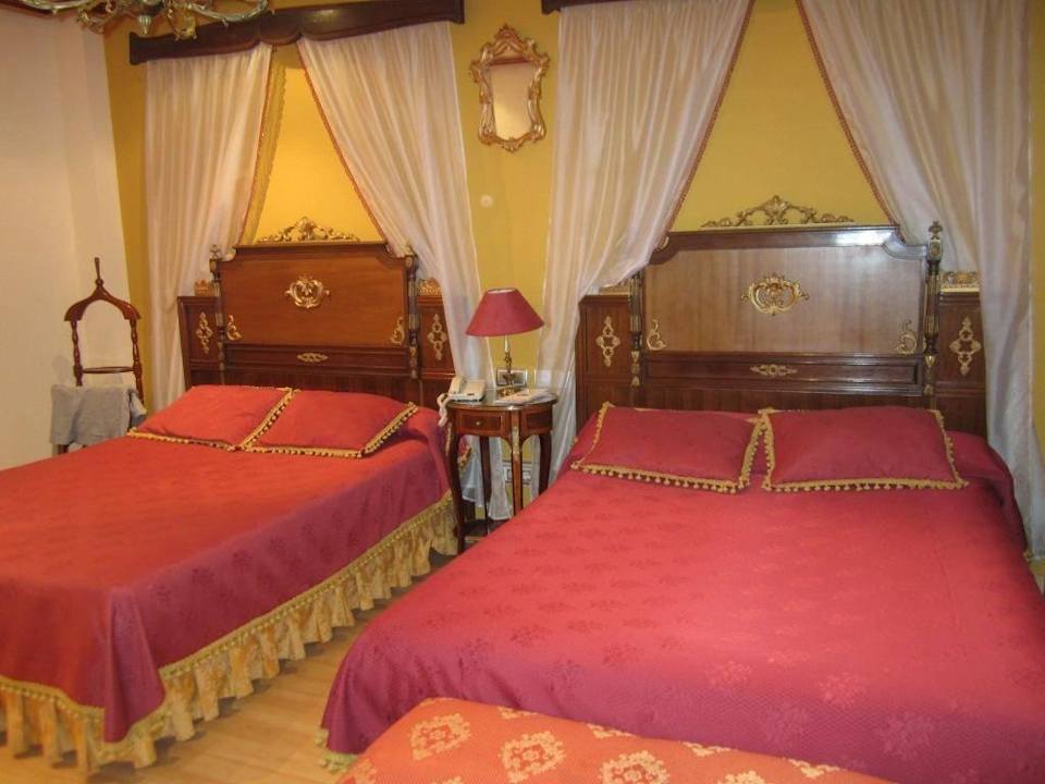 Спальная зона двухместный номер Hotel Foxa Valladolid