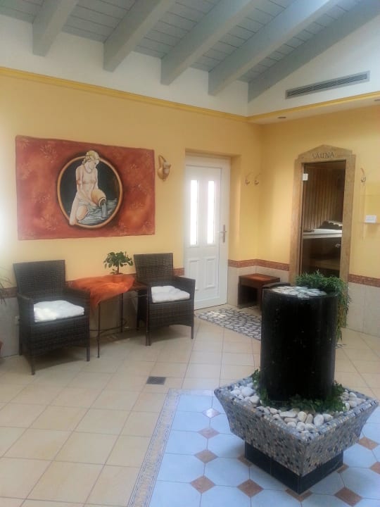 Vorraum im Saunabereich mit Getränken Hotel Brunnenhof