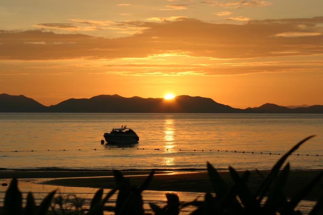 Sonnenuntergang am Hotelstrand Dusit Thani Krabi Beach Resort