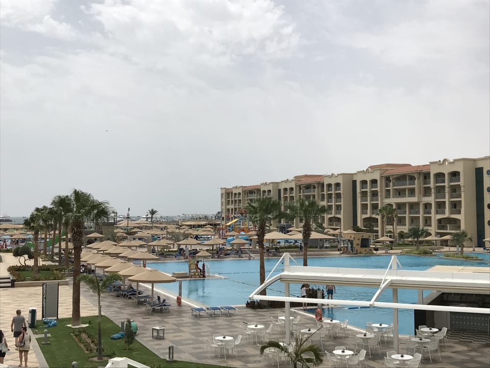 Blick über die Anlage vom Lobby-Balkon Pickalbatros White Beach Resort - Hurghada