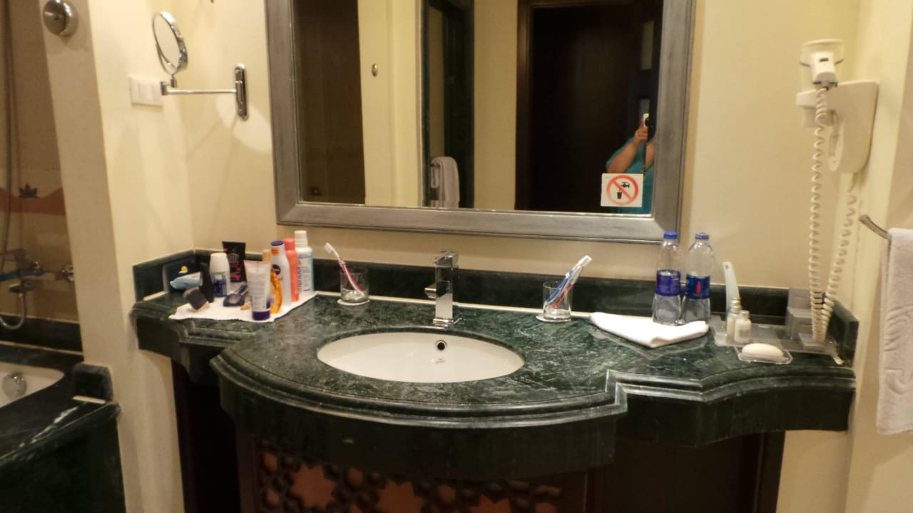 Waschbecken mit viel Platz  Premier Le Reve Hotel & Spa