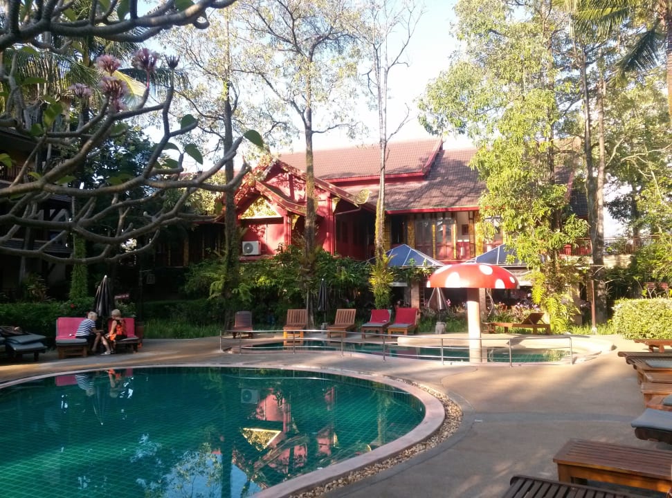 Blick vom Pool zum Haupthaus Kata Palm Resort & Spa