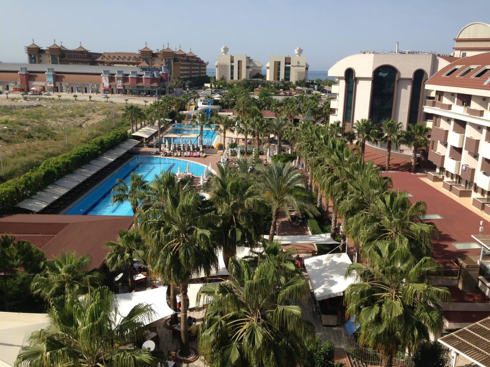 Ausblick vom Zimmer auf die Pools Hane Family Resort