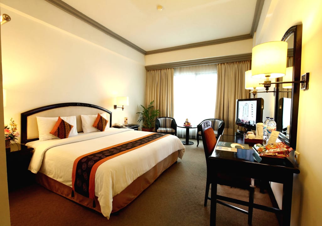 Deluxe King Room Travellers Hotel Jakarta