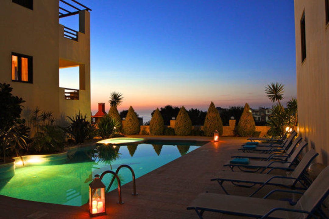 Pool bei Sonnenuntergang Aparthotel Prinos Resort