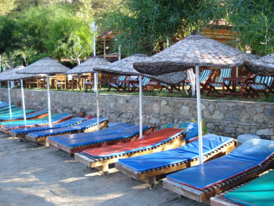 Liegen am Strand Hotel Meri