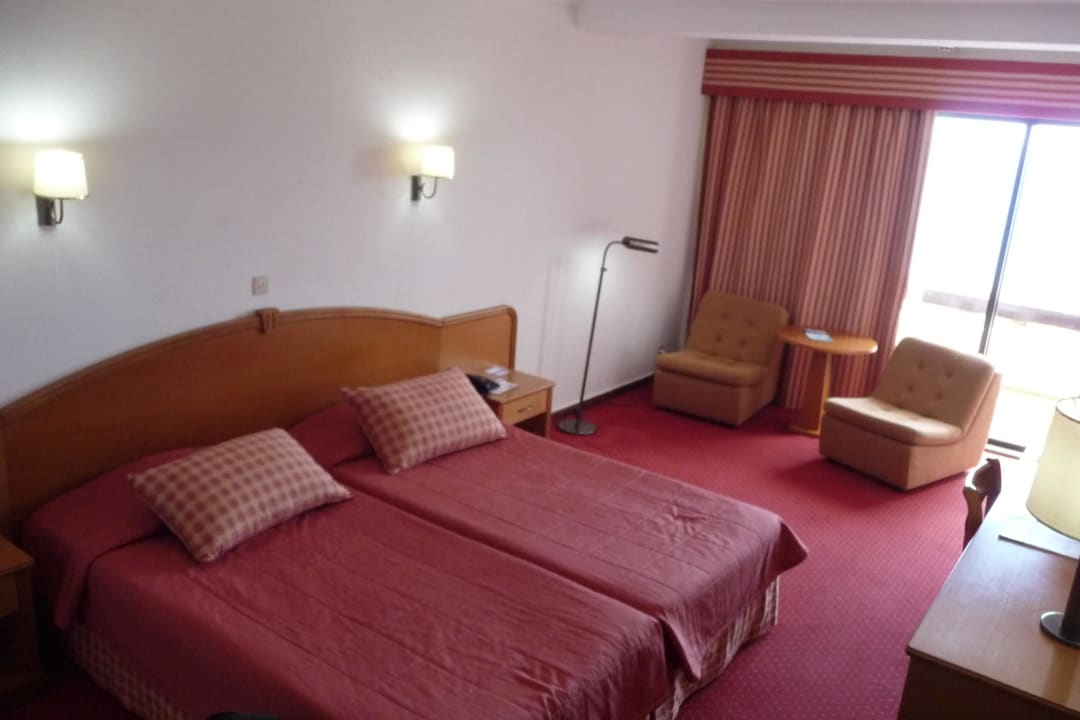 Große Zimmer, etwas wenig Ablagen Caloura Hotel Resort
