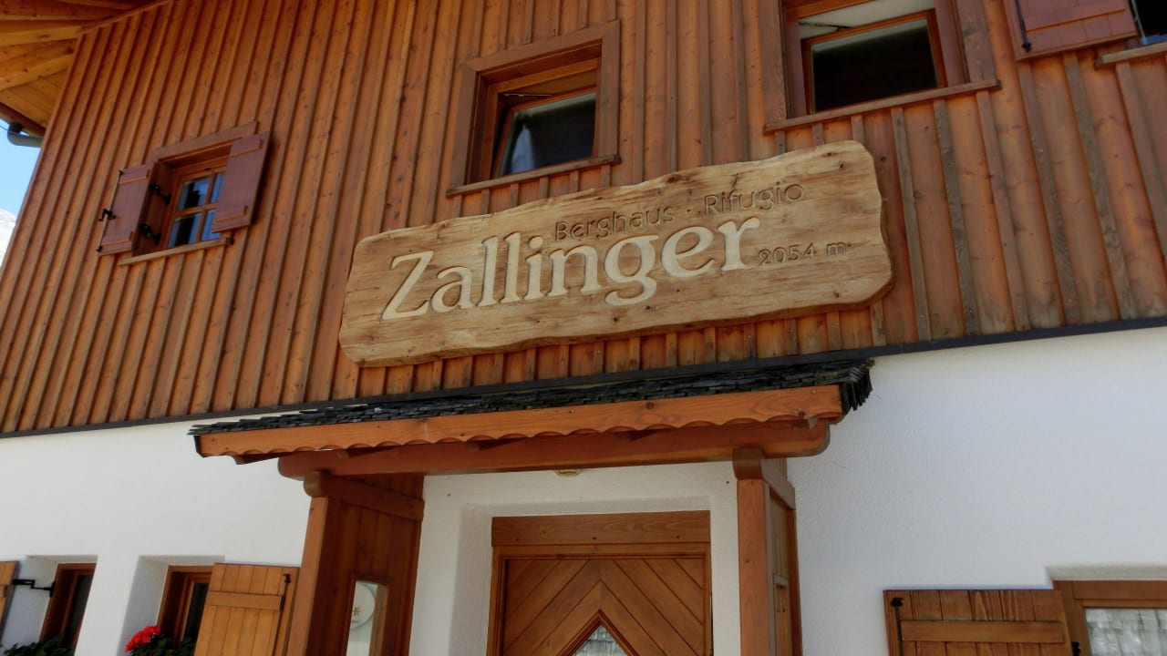 Eingangstür Berghaus Zallinger