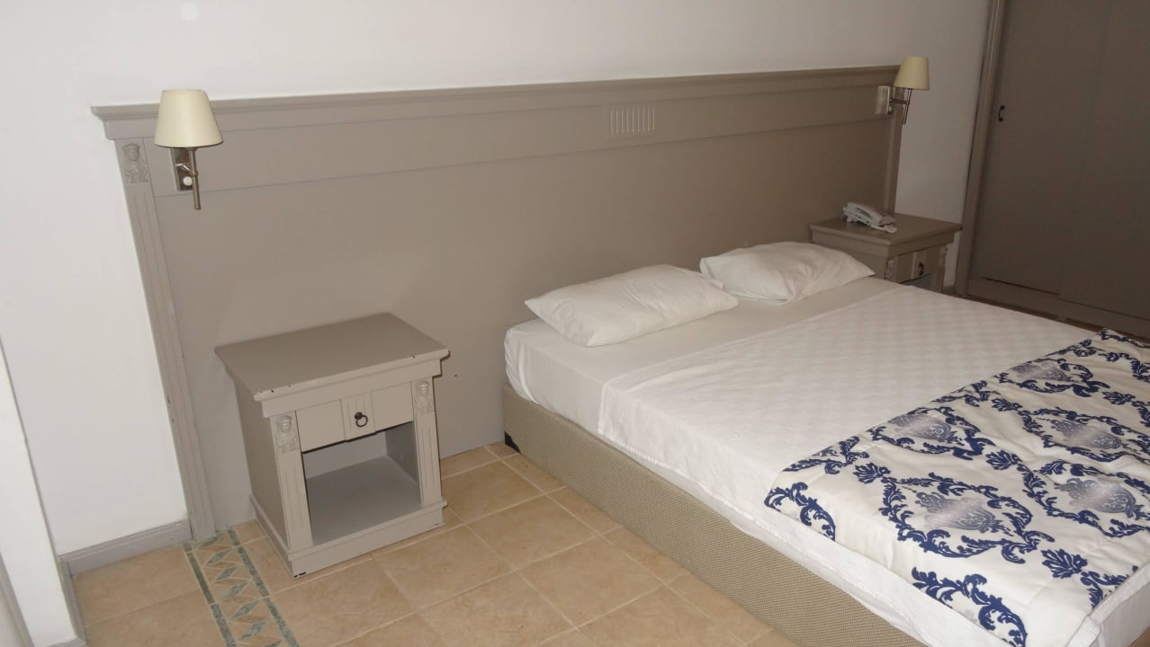 Man beachte die Entfernung Bett/Nachttischlampe Design Plus Seya Beach Hotel