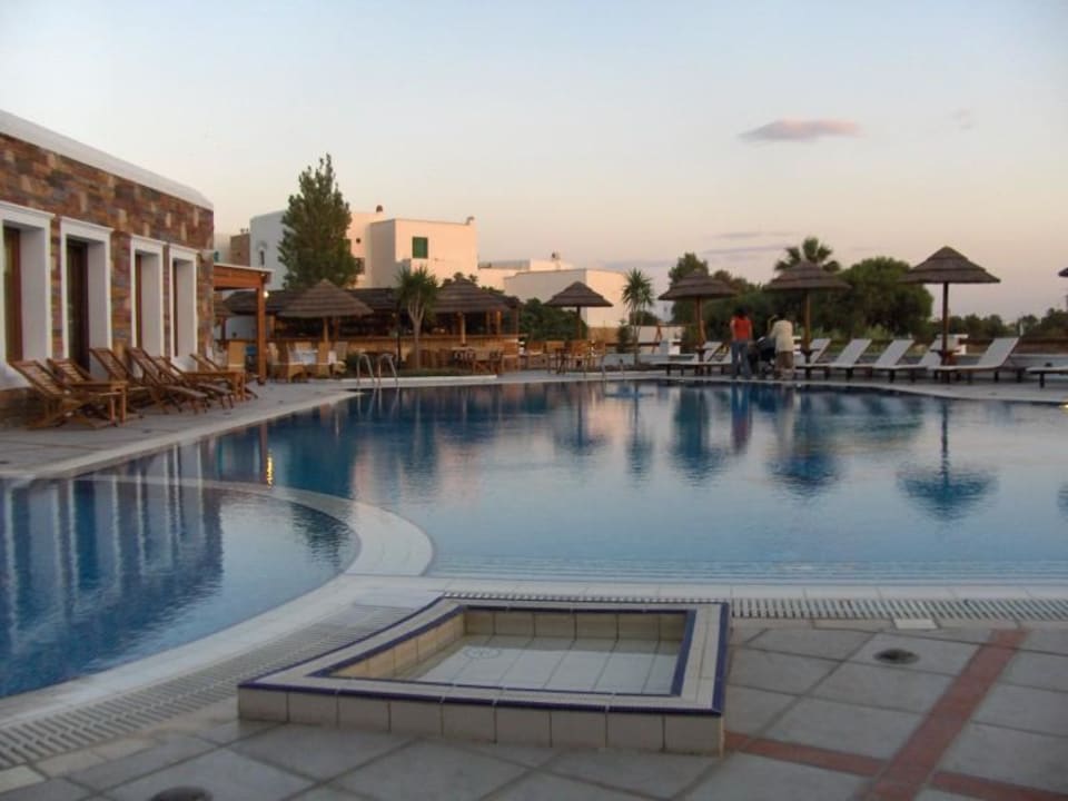 Pool mit Blick Richtung Poolbar Naxos Resort Beach Hotel
