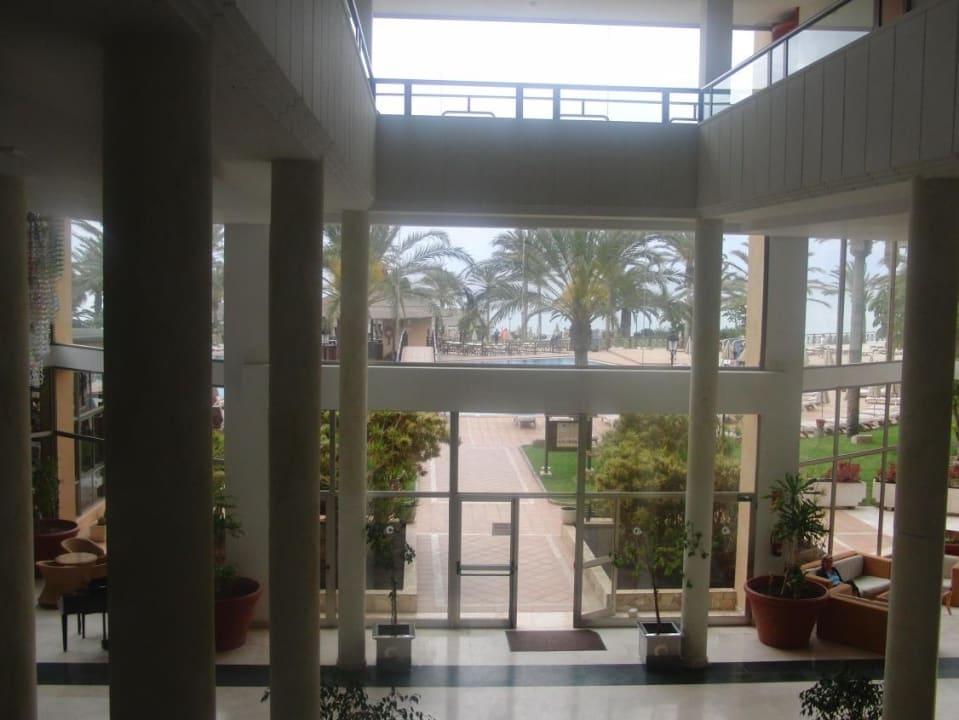 Blick aus der Hotelhalle in die Außenanlage SBH Costa Calma Beach Resort