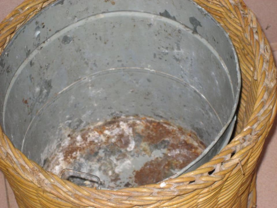 Ein frisch entleerter Papierkorb Hotel Tjampuhan