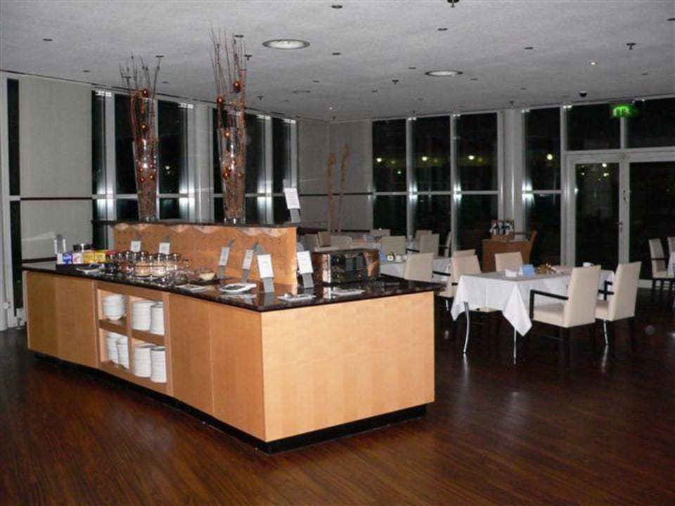 Speisesaal abend mit einem Teil des Buffet NH Dresden Neustadt