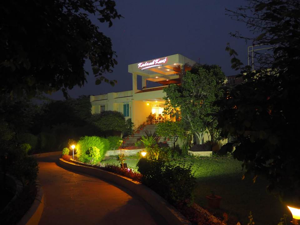 Bild vom Parkplatz aus bei Nacht Kadamb Kunj Resort