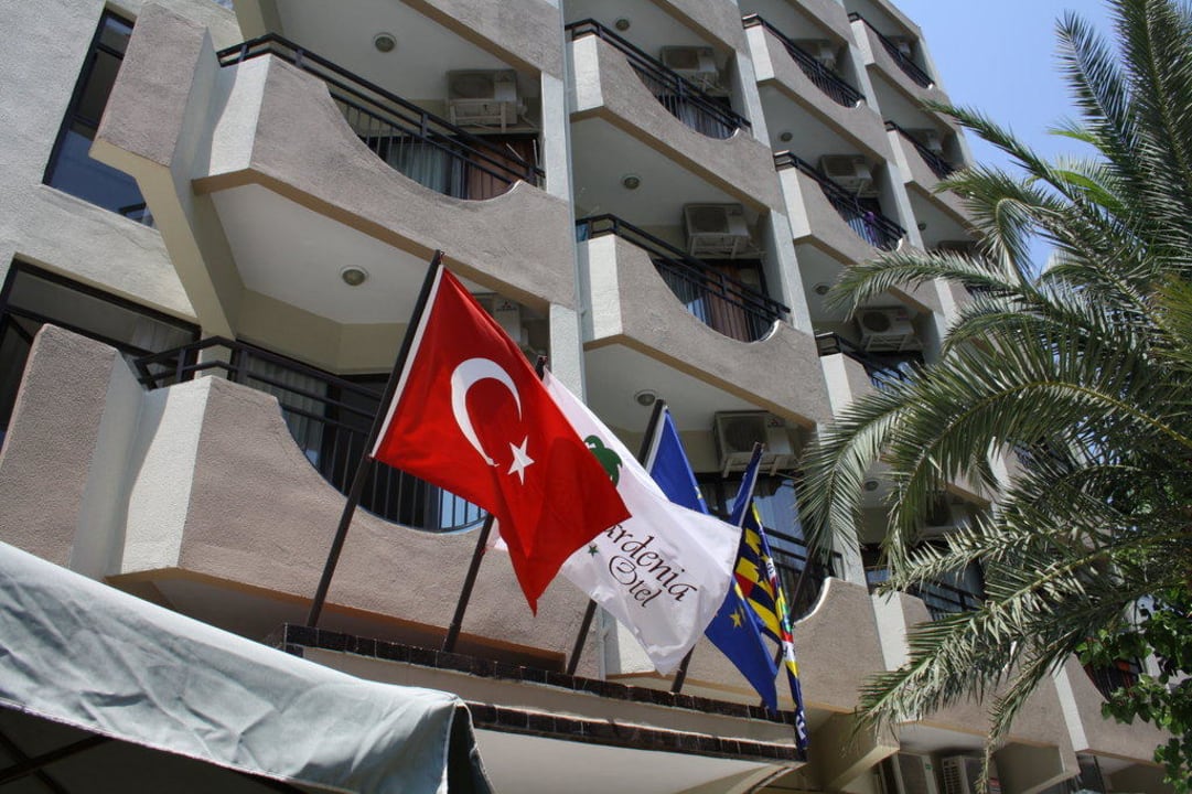 Über dem Haupteingang Gardenia Hotel