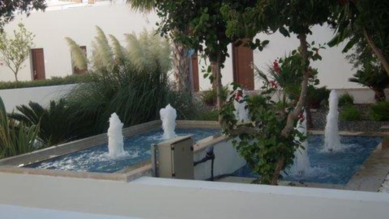 Patio z fontannami. TUI BLUE Oceanis Beach and Spa Resort