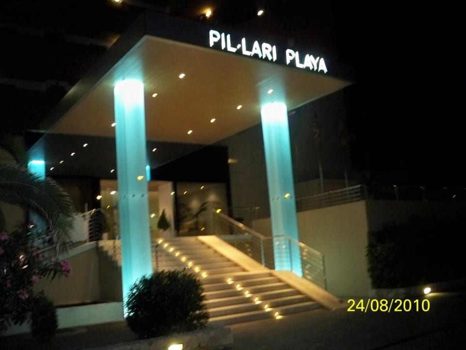 Eingang bei Nacht allsun Hotel Pil-lari Playa