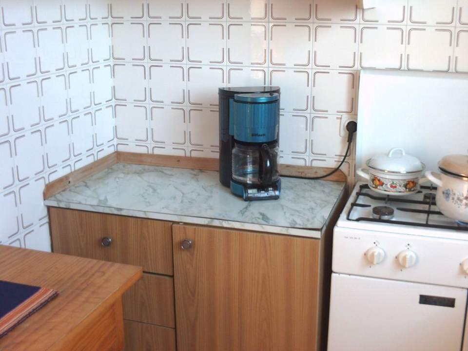 Kochgeschirrschrank mit Kaffeeautomat Hotel Bon Aire